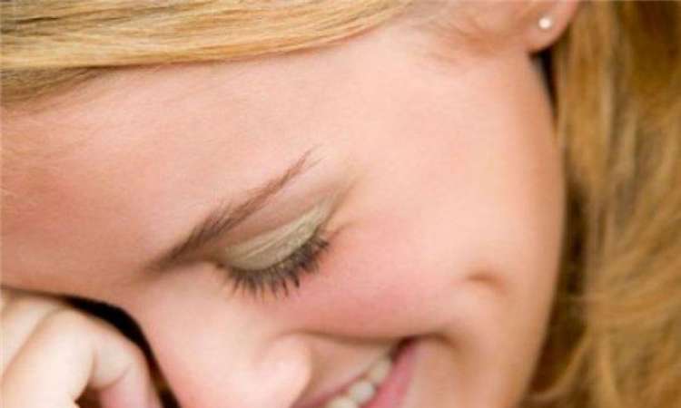 سبب احمرار الوجه أثناء الضحك