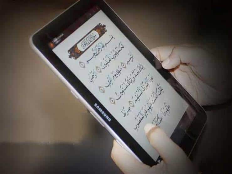 فيديو| حكم قراءة القرآن من الجوال في النوافل والرواتب ؟