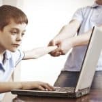 مخاطر الألعاب الإلكترونية على الطفل
