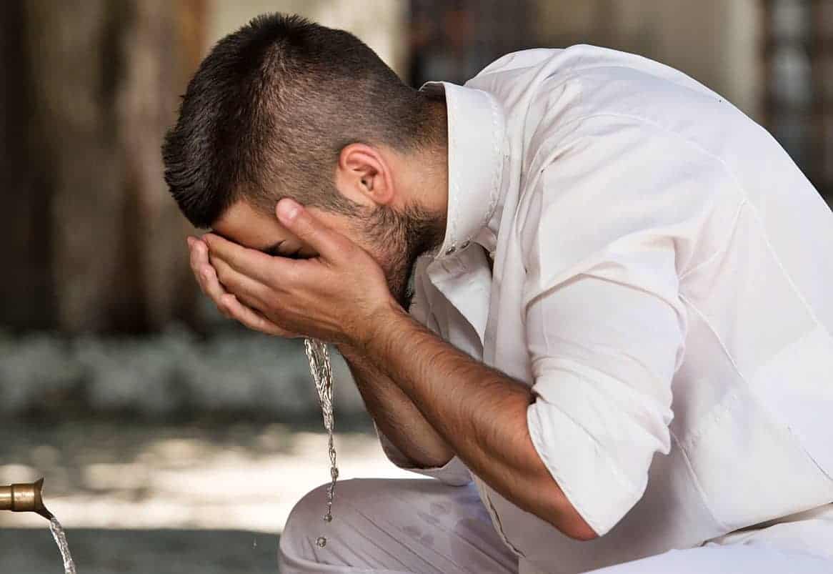 الإفتاء توضح ضابط الحائل الذي يمنع صحة الطهارة