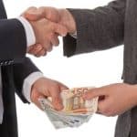 فيديو| موقف الشرع من الرشوة والفرق بين الاختلاس والسرقة؟