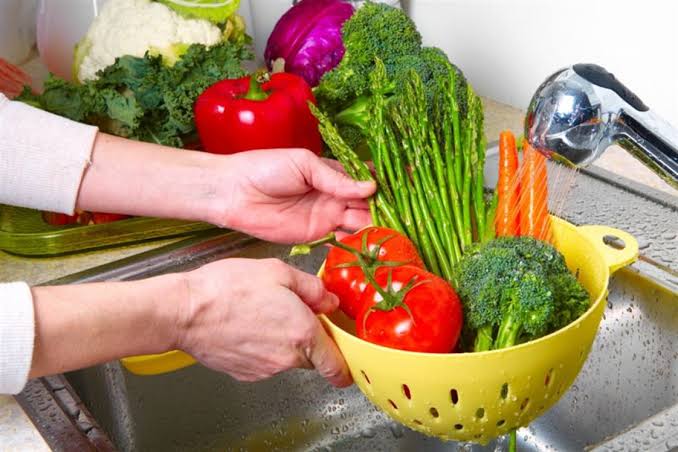 أهمية عدم غسل الخضروات والفواكه بالصابون لهذا السبب