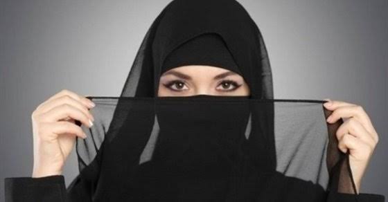 حكم خروج المرأة بملابس ذات لون معين؟