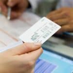 هل يُلزم صاحب العمل بالتأمين الصحي على مرافقي الموظف غير السعودي؟