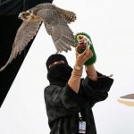 عذاري الخالدي أول سعودية تشارك في مهرجان الملك عبدالعزيز للصقور