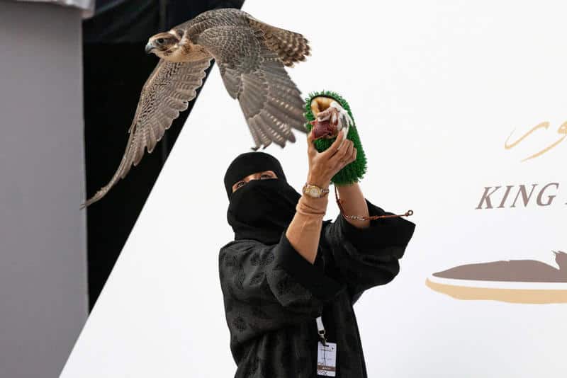 عذاري الخالدي أول سعودية تشارك في مهرجان الملك عبدالعزيز للصقور