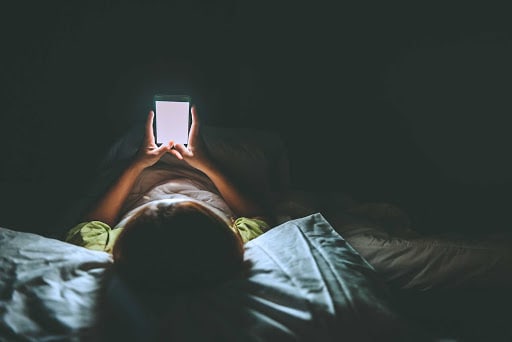 هل استخدام الجوال في الظلام له أضرار على صحة العين؟