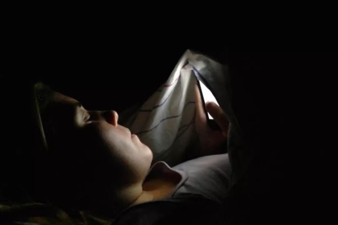 هل استخدام الجوال في الظلام له أضرار على صحة العين؟