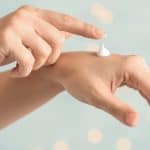 هل مرطب اليدين يؤثر على عمل المعقم؟