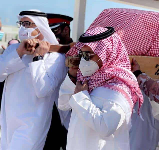 راشد الماجد بمشهد مؤثر يودع والدته في لحظاتها الأخيرة