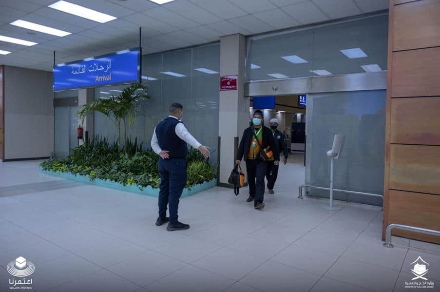بعد استئناف الرحلات الدولية.. وصول أول أفواج المعتمرين من الخارج