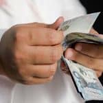 «الموارد البشرية» توضح حالات الحسم من أجر العامل لصالح حقوق خاصة عليه