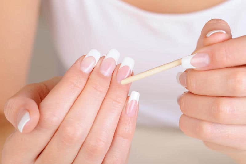 كيفية الاهتمام بصحة الأظافر وأسباب الخطوط البيضاء