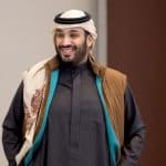 جاكيت وغترة ولي العهد يجذبون أنظار العالم