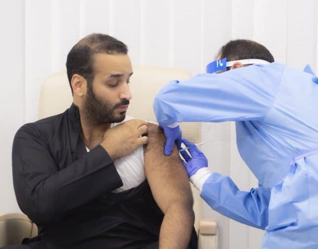 فنانة تشكيلية تُبدع في رسم لوحة رقمية لولي العهد أثناء تلقي لقاح كورونا