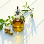 ترطيب عميق وعلاج التقصف.. ما هي فوائد زيت الزيتون للشعر ؟