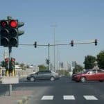 هل قطع الإشارة المرورية مخالفة؟