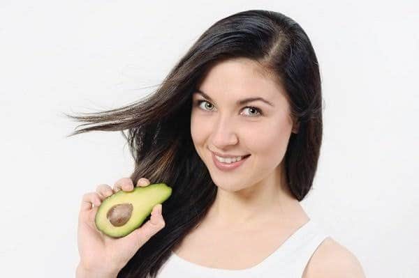 استخدمي خلطة الأفوكادو لشعر قوي وناعم قبل زفافك