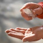 الطريقة السليمة لتعقيم اليدين وخلع الكمامة