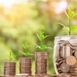 حكم إعطاء زكاة المال للابنة أو الأخت