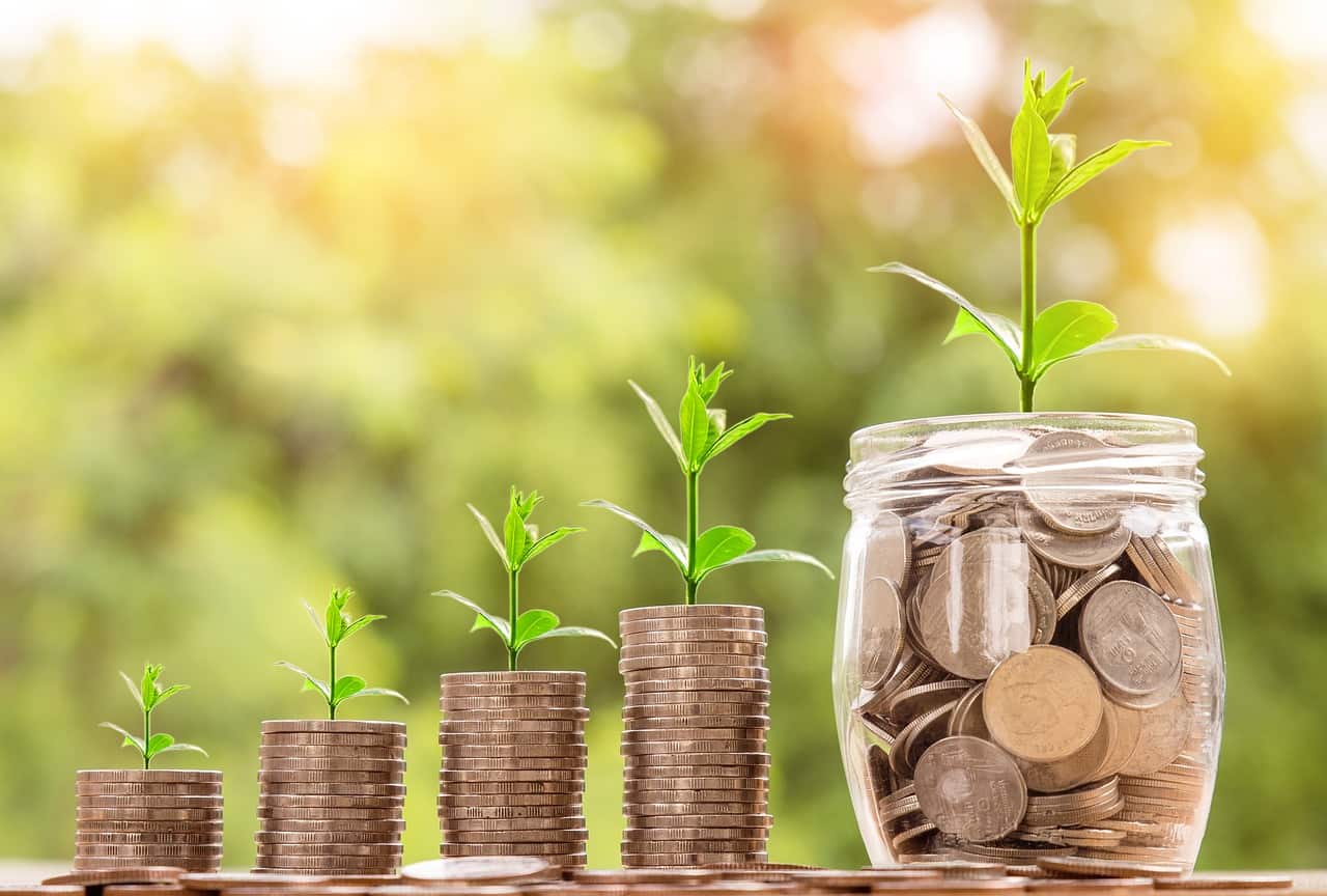 حكم إعطاء زكاة المال للابنة أو الأخت