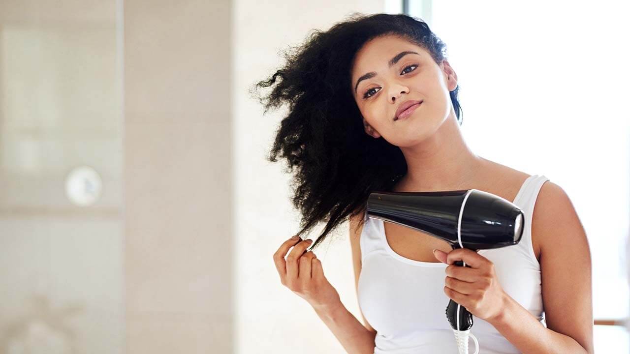 خطوات ترطيب الشعر الجاف قبل السشوار