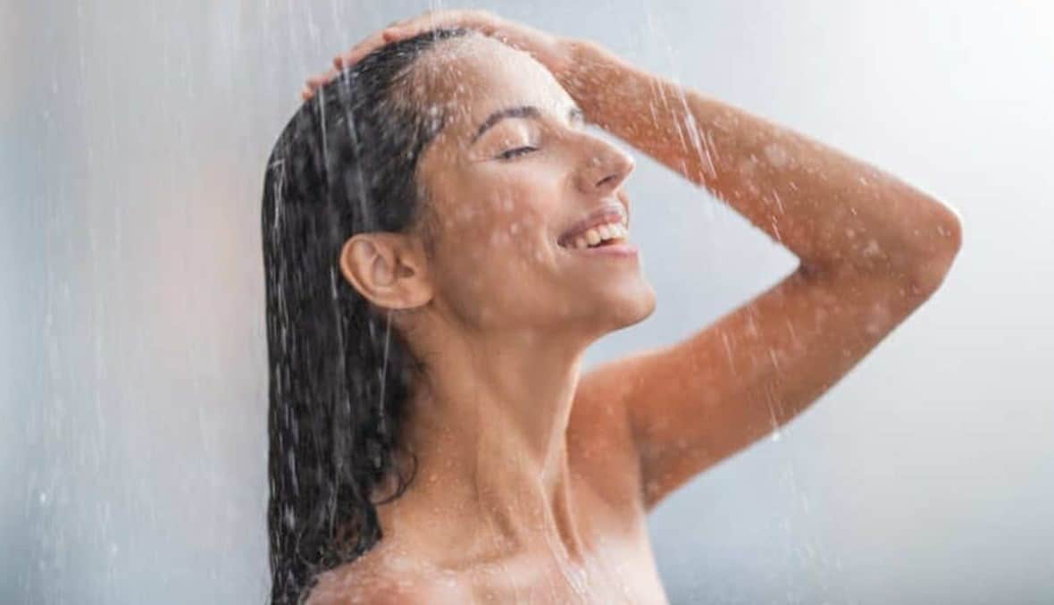 هل غسل الشعر بالماء الساخن له أضرار؟