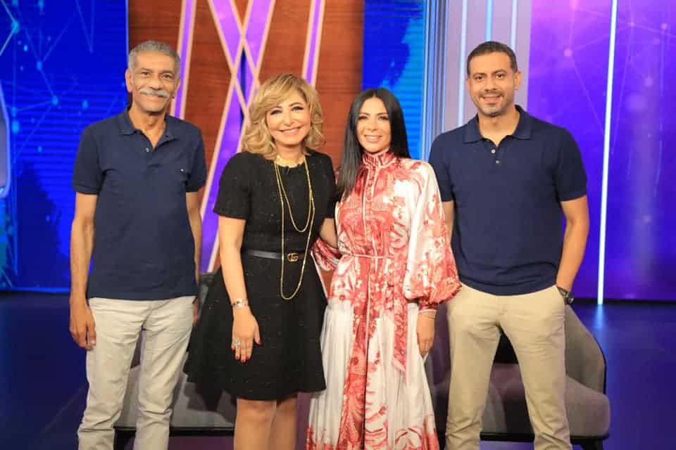 فستان منى زكي