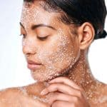 مقشرات طبيعية لإزالة الجلد الميت 