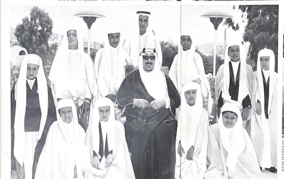 صورة نادرة| الملك سعود مع 10 من أبنائه وأحد أحفاده