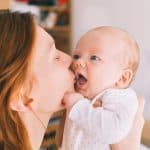 تقبيل الأطفال وعدوى كورونا.. ما العلاقة بينهما؟