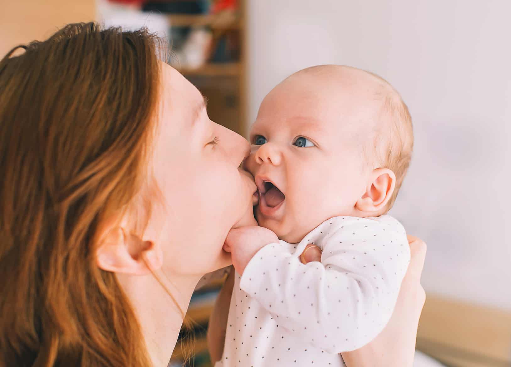 تقبيل الأطفال وعدوى كورونا.. ما العلاقة بينهما؟