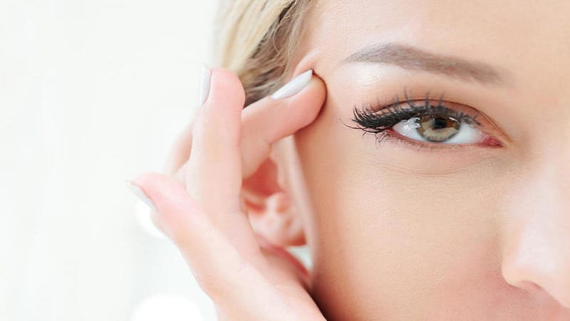 شد الجفن العلوي للعين بـ 4 وصفات طبيعية