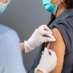 أهمية تلقي النساء للقاح كورونا.. إليك هذا الدليل التوعوي