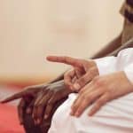 فيديو| حكم من يؤخر الصلاة حتى نهاية الوقت؟