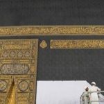رفع كسوة الكعبة استعدادا للحج