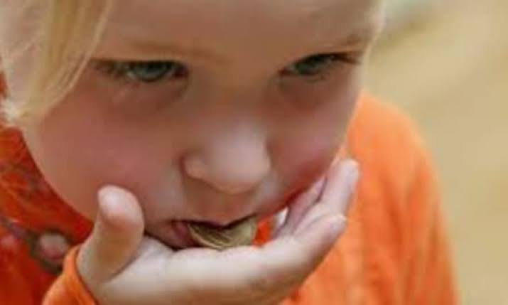 أعراض تكشف ابتلاع طفلك قطعة معدنية