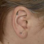 فيديو| أضرار ثقب غضروف الأذن والمضاعفات المترتبة عليه