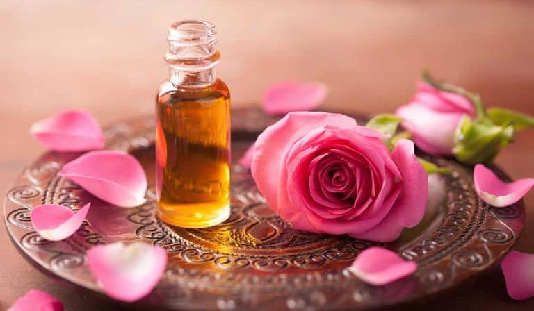 فوائد زيت الورد للوجه