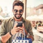 استطلاع عالمي: 45٪ من المستهلكين في السعودية يستخدمون هواتفهم دائما اثناء التسوق