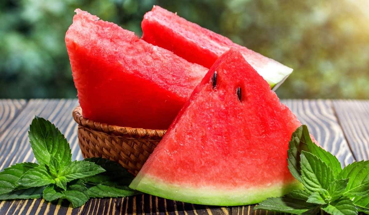 أهمية غسل البطيخ بالماء والصابون قبل تناوله