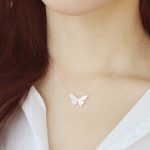 سلاسل على شكل فراشة لإطلالة ناعمة بالذهب الأصفر والوردي