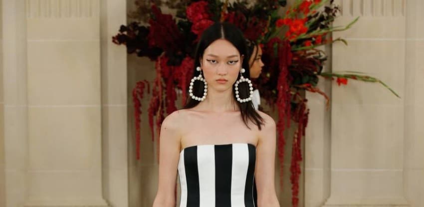 - تسريحة الشعر مع الفرق في المنتصف