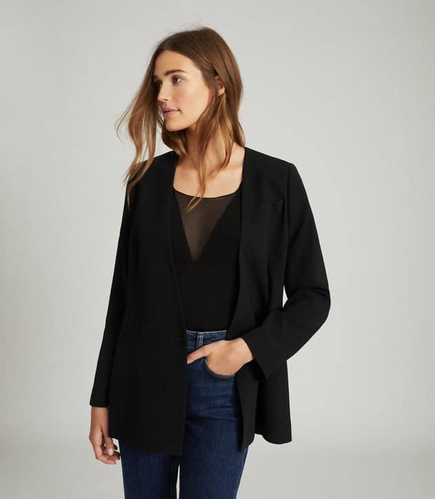 البليزر الأسود النسائي في صيحات خريف 2021