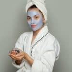 فوائد النيلة الزرقاء الجمالية.. تمنع تساقط الشعر وتعالج الحبوب