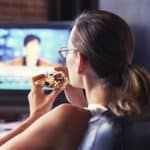 هل مشاهدة التلفزيون أثناء تناول الطعام تسبب السمنة؟ «استشاري»يوضح