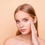 دبس الخروب للبشرة .. فوائد ووصفات طبيعية لمظهر مشرق وصحي