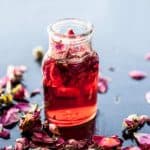 طرق استخدام ماء الورد للوجه