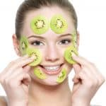 فوائد الكيوي للبشرة في الشتاء لنعومة فائقة