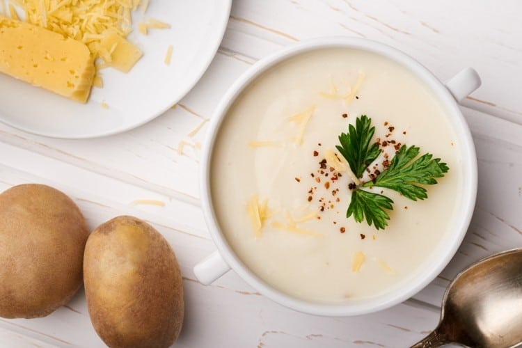 شوربة البطاطس بالجبن على سفرتك اليوم بخطوات بسيطة